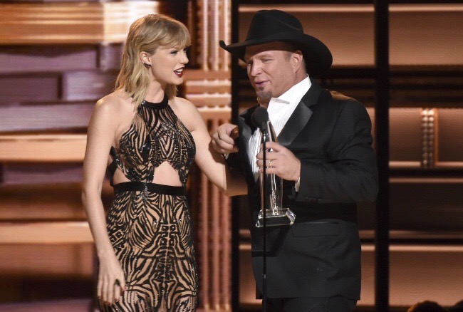 Garth Brooks gana el «Entertainer of the Year» de los CMA en unos premios muy repartidos y cargados de sorpresas